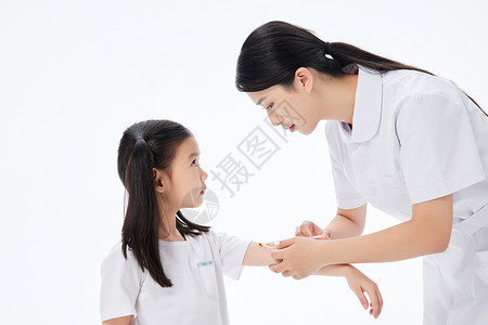 女护士给小女孩扎疫苗高清图片
