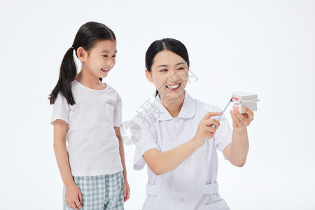 女医生教儿童小女孩刷牙图片