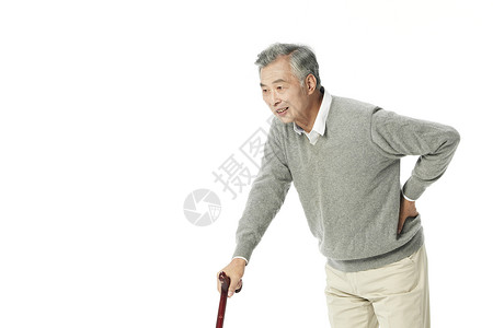老年人拄着拐杖行走高清图片
