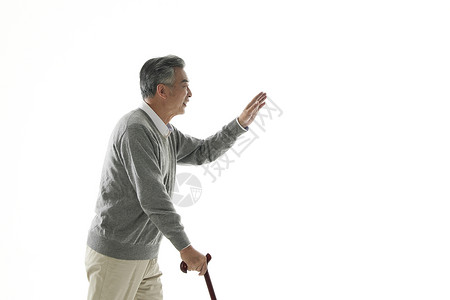 老年人拄着拐杖行走图片