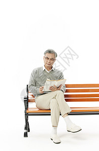 老年人长椅上看书图片