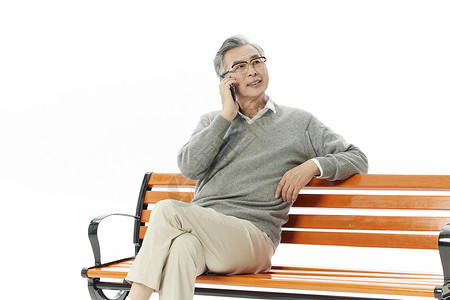老年人坐长椅上打电话图片