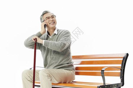 老年人坐长椅上打电话图片