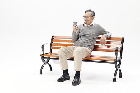 手机象棋素材老年人坐在长椅上玩手机背景
