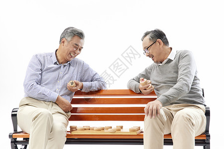 老年人坐在长椅上下象棋图片