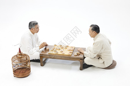 两位老年人休闲下棋图片