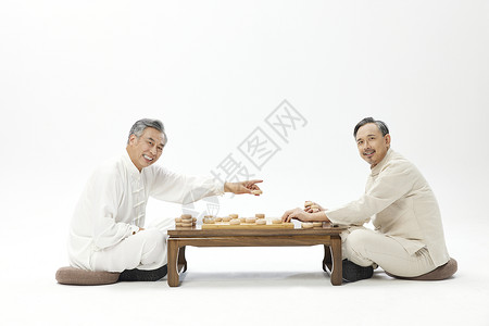 中老年男性下棋图片