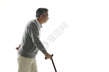 驼背矫正老年人拄着拐杖行走背景
