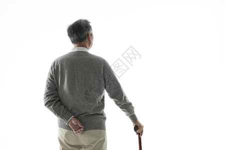 老年男性拄拐杖背影高清图片