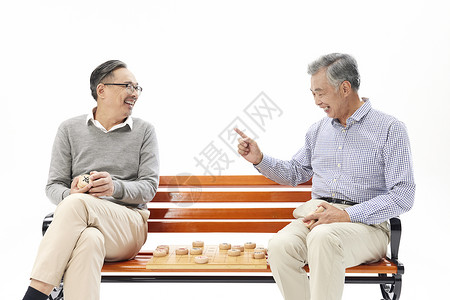 老年人长椅上下棋图片
