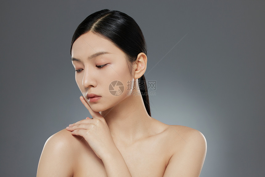 女性美妆面部美容护肤闭眼形象图片