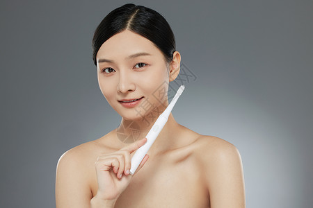 肤护品手拿牙刷的护肤女性背景