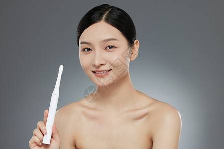 手拿牙刷的护肤女性图片