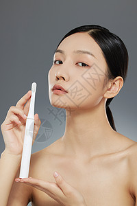肤护品女性手拿电动牙刷展示特写背景