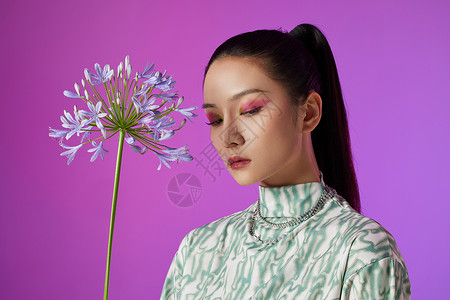 手拿花卉的时尚创意美妆女性背景图片