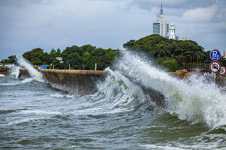 台风天注意安全青岛小青岛海边巨浪翻涌背景