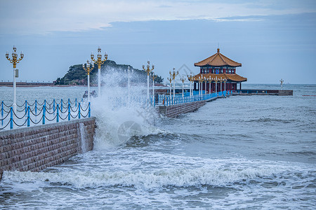 台风天注意安全海浪中的青岛栈桥背景