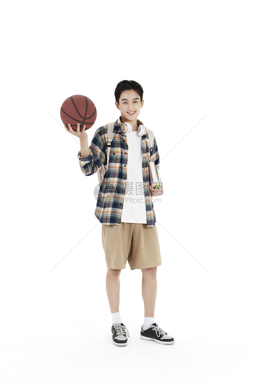手托篮球抱着书本的男学生图片