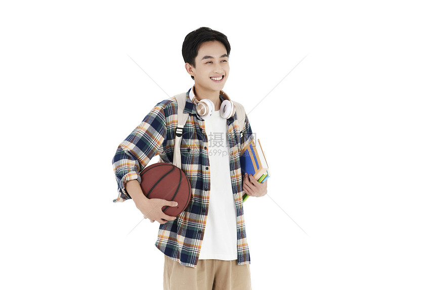 抱着篮球和书本的男大学生图片