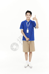 polo衫模特年轻的男销售员竖大拇指背景