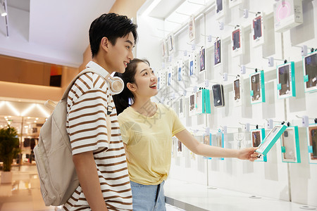 大学生情侣在店里挑选手机壳图片