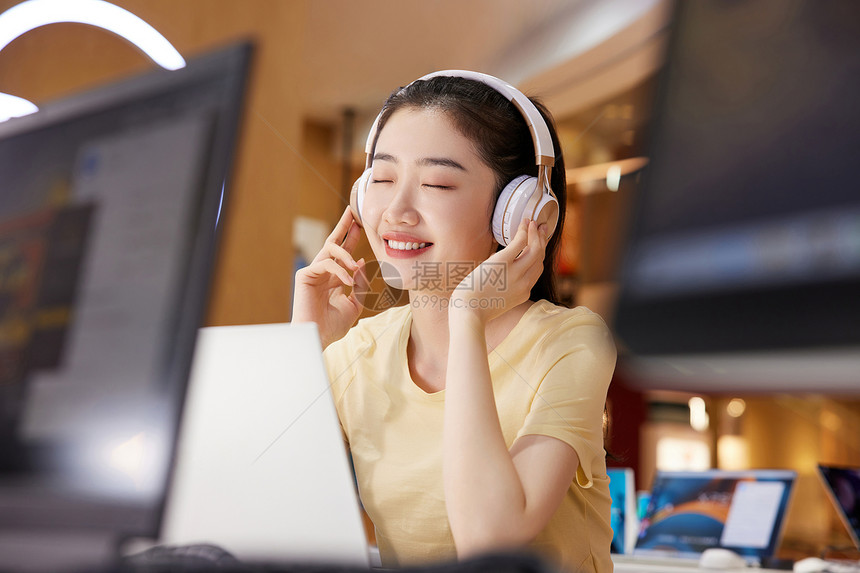 在店里试听耳机的女大学生图片