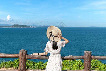 赫哲族姑娘海边山上的少女背影背景