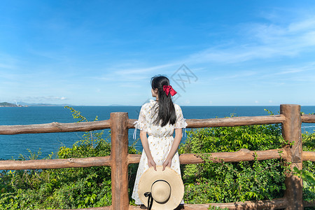 盛夏少女海边山上的少女背影背景