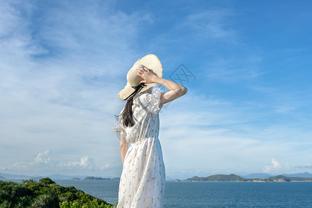 盛夏旅行毛笔字海边山上的少女背影背景