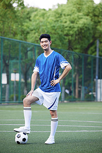 踢足球的运动男性全身形象高清图片
