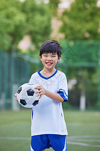 手拿足球的男孩形象背景图片