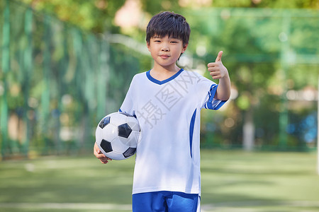 小男孩踢足球点赞形象图片