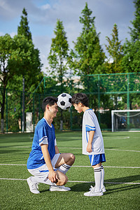 大头儿子和小头爸爸父亲和儿子头碰足球背景
