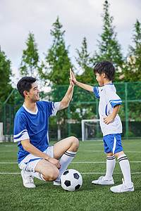 足球教练与学生击掌高清图片