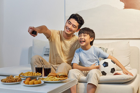 爸爸和儿子坐沙发上开心看世界杯高清图片