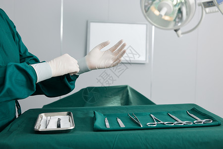 医院手术室医生术前准备器械背景图片