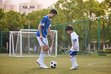 亲子训练踢足球的父子形象背景