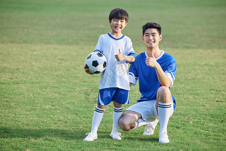 家庭训练踢足球的父子形象背景