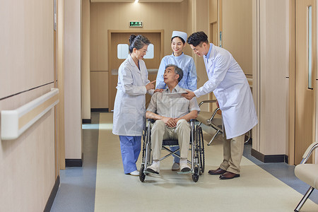 医院走廊医护人员照看老年人患者背景图片
