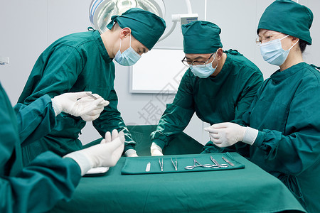 医生忙碌素材手术室里忙碌的外科医生团队背景