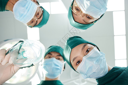 医疗氧气手术室医生为患者戴呼吸面罩特写背景