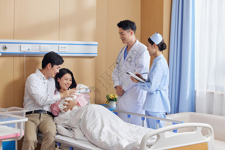医生护士探望新生儿和夫妇背景图片