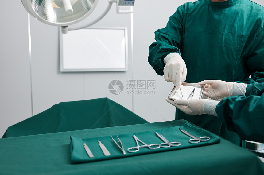 外科手术医生使用工具特写图片