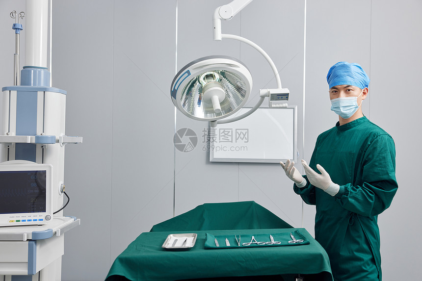 手术室男性外科医生形象图片
