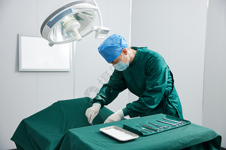 手术室男性外科医生做手术图片