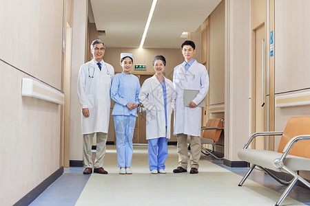 医院走廊里医护人员职业形象图片