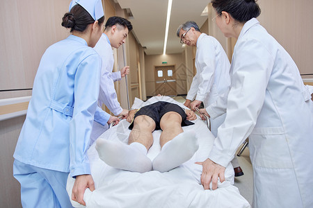 医院走廊医护人员抢救病患背景图片