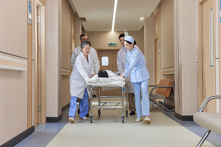 医院走廊医护人员抢救病患图片