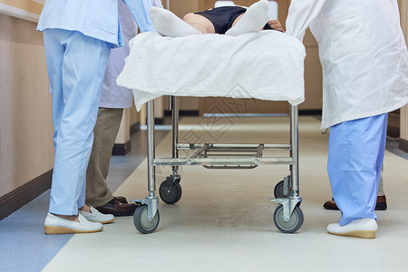 医院走廊医护人员抢救病患脚部特写背景图片