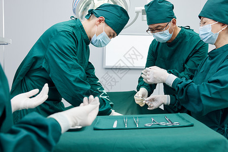 手术室里忙碌的外科医生团队高清图片